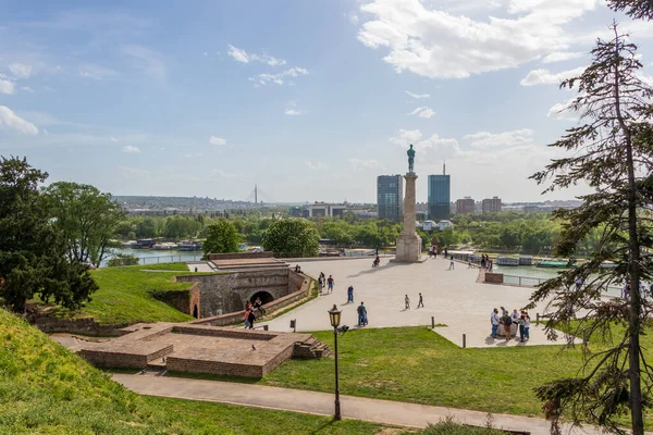 塞尔维亚贝尔格莱德 2021年5月2日 位于卡莱米格丹要塞的贝尔格莱德城的标志 获奖者纪念碑 — 图库照片