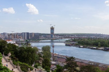 Belgrad, Sırbistan - 2 Mayıs 2021: Sırbistan 'ın başkenti Belgrad' daki Sava nehri üzerinde Belgrad Rıhtımı modern konut kompleksinin inşası.