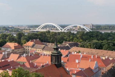 Sırbistan 'ın Novi Sad kentindeki Tuna Nehri üzerindeki Petrovaradin kalesi ve Zezelj Köprüsü' nün altındaki eski kentin çatıları yenilendi