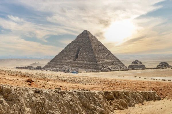 Mısır, Giza 'da dramatik gökyüzü ile Büyük Menkaure Piramidi.