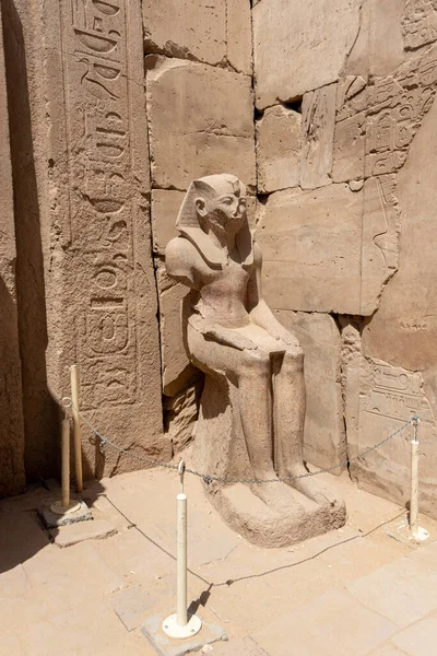ルクソールのカルナック神殿複合体でThutmose Iiiの祭りホールの近くにファラオThutmose Iiiの坐像 — ストック写真