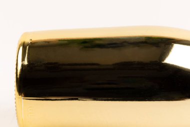 Beyaz ahşap masa arkasında altın folyoyla mühürlenmiş şenlikli şampanya şişesinin bir parçası.