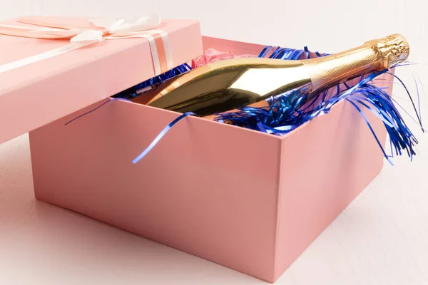 Eine Goldene Flasche Champagner Liegt Einer Rosafarbenen Geschenkbox Mit Schleife — Stockfoto