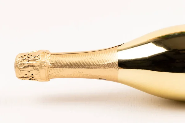 Шея Праздничной Бутылки Шампанского Запечатанной Золотой Фольгой Белом Деревянном Фоне — стоковое фото