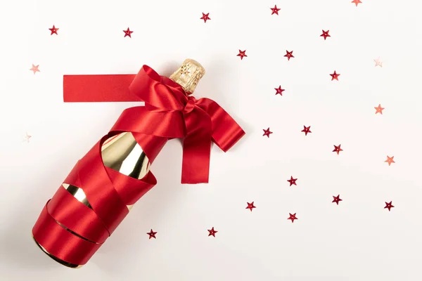 Une Bouteille Cadeau Champagne Feuille Enveloppée Dans Ruban Soie Rouge — Photo