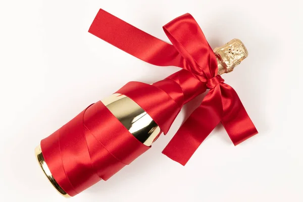 Подарочная Бутылка Шампанского Золотой Фольге Завернутая Красной Шелковой Лентой Бант — стоковое фото