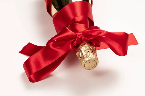 Cadeau Bouteille Champagne Feuille Enveloppé Avec Ruban Soie Rouge Noeud — Photo