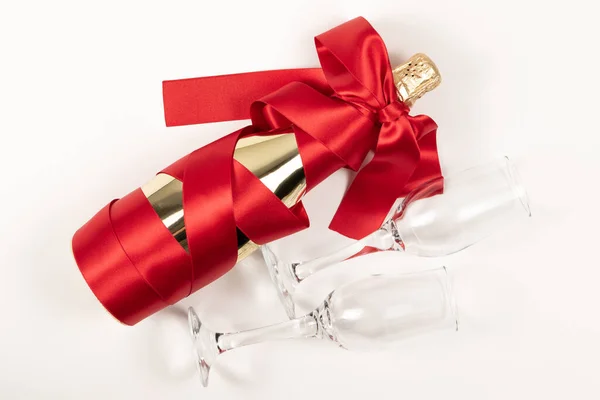 Bouteille Cadeau Champagne Feuille Enveloppée Dans Ruban Soie Rouge Deux — Photo