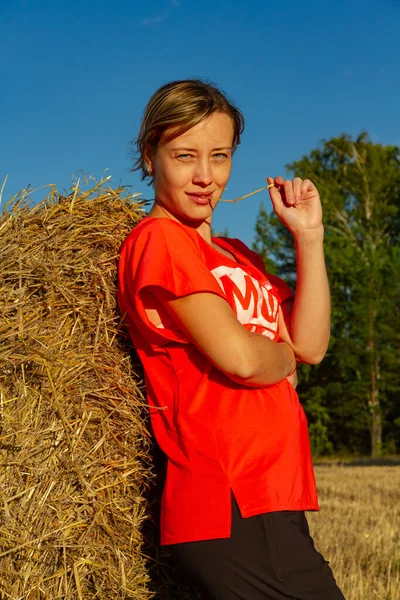 Ritratto Una Giovane Bella Ragazza Shirt Rossa Sullo Sfondo Pagliaio — Foto Stock