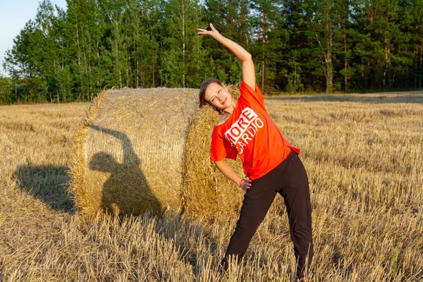 Młoda Ładna Dziewczyna Mundurze Sportowym Robi Gimnastykę Świeżym Powietrzu Terenie — Zdjęcie stockowe