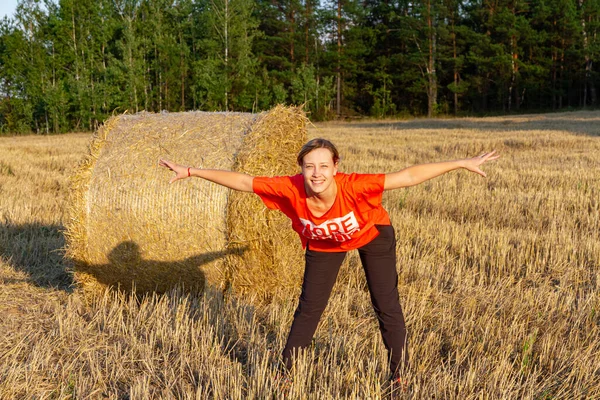 Ung Söt Flicka Sportuniform Gör Gymnastik Utomhus Fält Höstack — Stockfoto