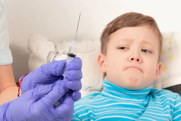 Egy Kék Orvosi Kesztyűben Lévő Orvos Fecskendővel Injekciózza Beteg Gyermeket — Stock Fotó
