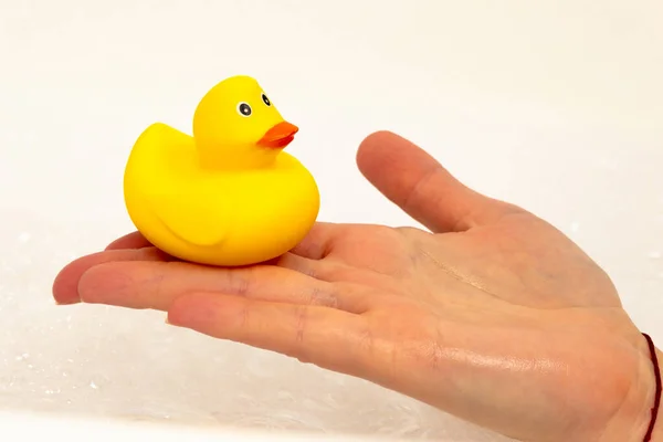 Φωτεινό Κίτρινο Παπάκι Παιχνίδι Στο Χέρι Στο Μπάνιο Ένα Ελαφρύ — Φωτογραφία Αρχείου