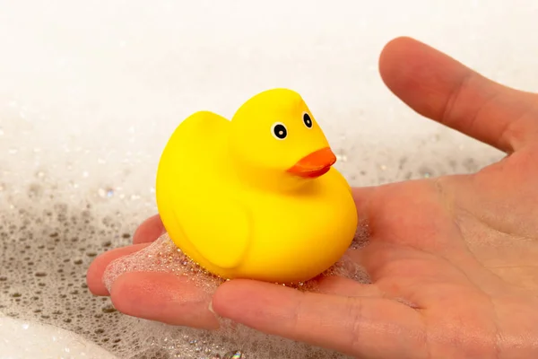 Φωτεινό Κίτρινο Παπάκι Παιχνίδι Στο Χέρι Στο Μπάνιο Ένα Ελαφρύ — Φωτογραφία Αρχείου