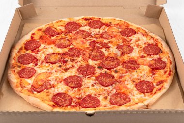 Karton kutuda mozzarella peynirli taze İtalyan biberli pizza.