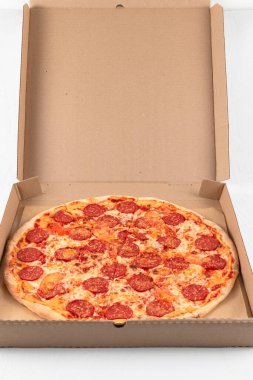 Karton kutuda mozzarella peynirli taze İtalyan biberli pizza.