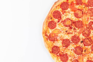 Beyaz ahşap arka planda mozzarella peynirli taze İtalyan biberli pizza.