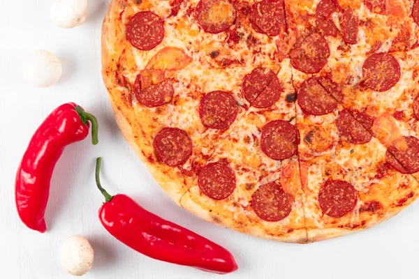 Friss Illatos Forró Olasz Pepperoni Pizza Mozzarella Sajttal Piros Paprikával — Stock Fotó