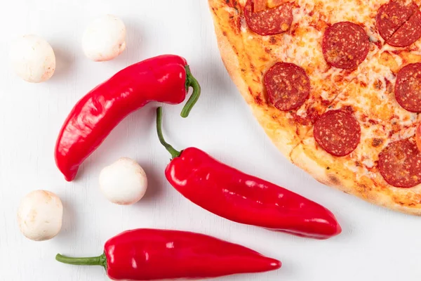 Friss Illatos Forró Olasz Pepperoni Pizza Mozzarella Sajttal Piros Paprikával — Stock Fotó