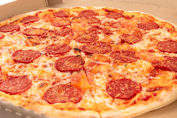 Fresco Aromático Quente Italiano Pepperoni Pizza Com Queijo Mussarela Uma — Fotografia de Stock