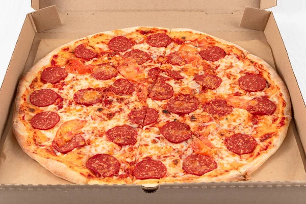Karton Kutuda Mozzarella Peynirli Taze Talyan Biberli Pizza — Stok fotoğraf