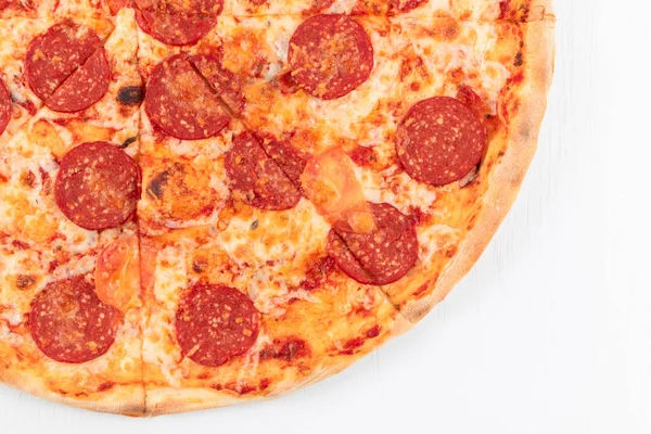 Friss Illatos Forró Olasz Pepperoni Pizza Mozzarella Sajt Fehér Asztal — Stock Fotó