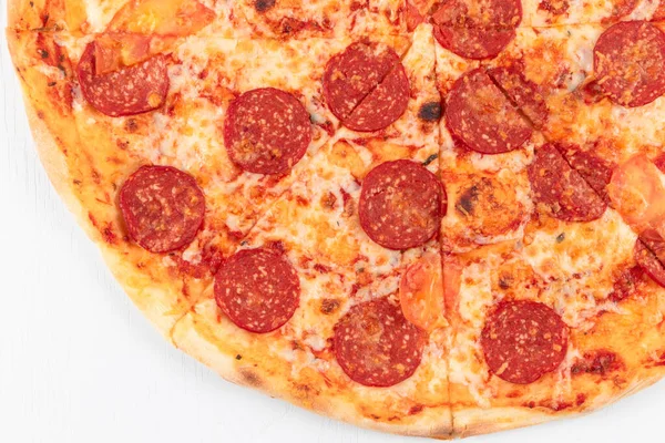 Friss Illatos Forró Olasz Pepperoni Pizza Mozzarella Sajt Fehér Asztal — Stock Fotó