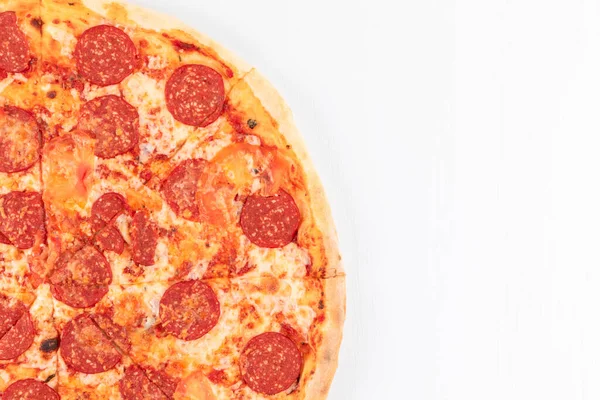 Beyaz Ahşap Arka Planda Mozzarella Peynirli Taze Talyan Biberli Pizza — Stok fotoğraf