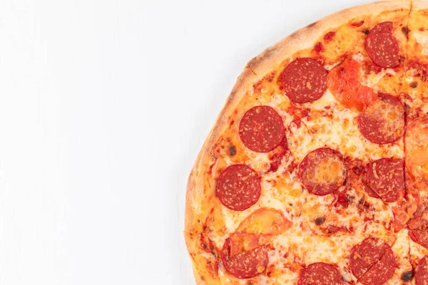 Beyaz Ahşap Arka Planda Mozzarella Peynirli Taze Talyan Biberli Pizza — Stok fotoğraf
