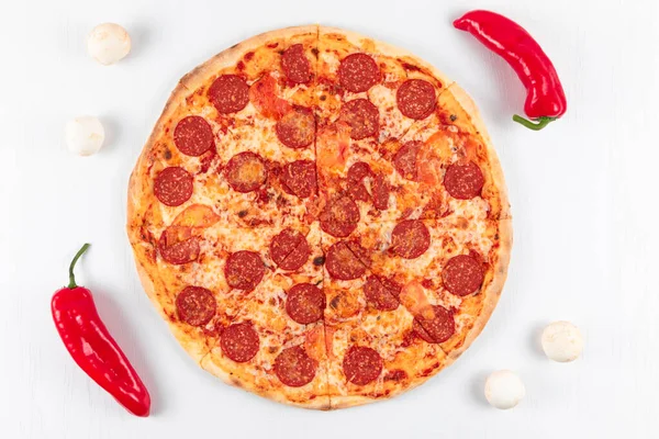 Friss Illatos Forró Olasz Pepperoni Pizza Mozzarella Sajttal Piros Paprikával — Stock Fotó