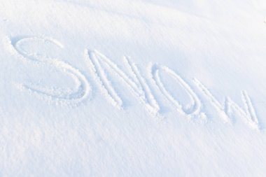 Soğuk, güneşli bir kış gününde bembeyaz kar üzerine yazıtlar. Yakın plan. Rusya