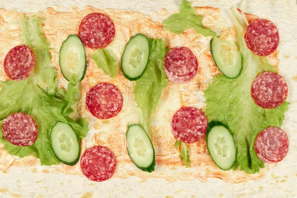 Szeletelt Friss Zöldségek Hevernek Vékony Pitás Kenyéren Ketchuppal Majonézes Szósszal — Stock Fotó