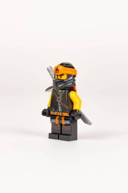 Yekaterinburg 'da. Rusya, 08 / 04 / 2021. Beyaz arka planda lego ninjalarının kılıcıyla kahraman oyuncak Cole. yakın plan