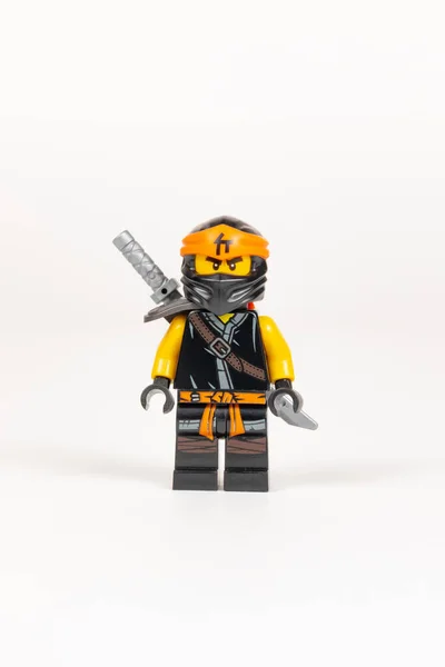 Yekaterinburg 'da. Rusya, 08 / 04 / 2021. Beyaz arka planda lego ninjalarının kılıcıyla kahraman oyuncak Cole. yakın plan