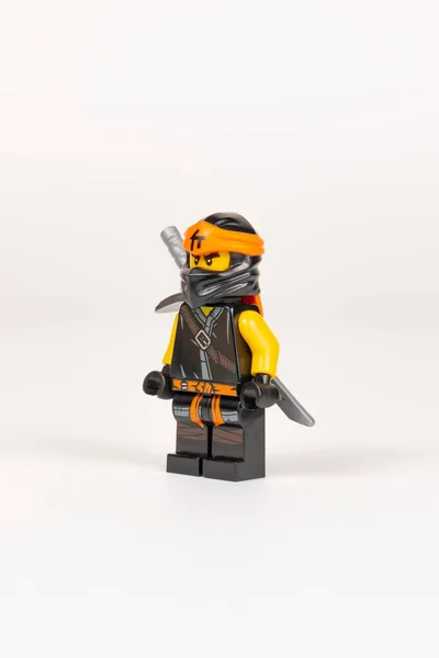 Yekaterinburg 'da. Rusya, 08 / 04 / 2021. Beyaz arka planda lego ninjalarının kılıcıyla kahraman oyuncak Cole. yakın plan