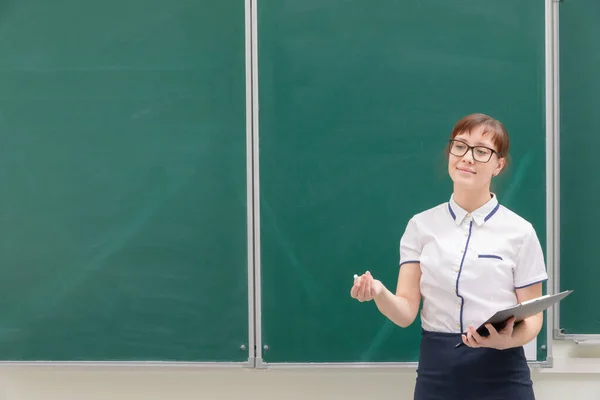 Professora Escola Jovem Bonita Mulher Uma Blusa Branca Com Uma — Fotografia de Stock