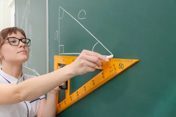 Institutrice Jeune Femme Dans Classe Tableau Noir Dessine Triangle Avec — Photo