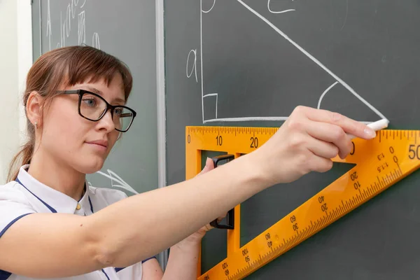 Guru Sekolah Wanita Muda Kelas Papan Tulis Menggambar Segitiga Dengan — Stok Foto