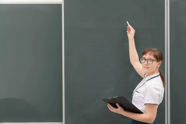 Professora Escola Jovem Bonita Mulher Uma Blusa Branca Com Uma — Fotografia de Stock