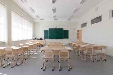 Final sınavlarından önce boş ders. Saplı çarşaflar masaların üzerine serilmiştir. genel plan