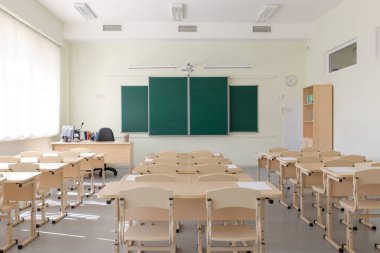 Final sınavlarından önce boş ders. Testler için çarşaflar masaların üzerine serilmiştir. genel plan
