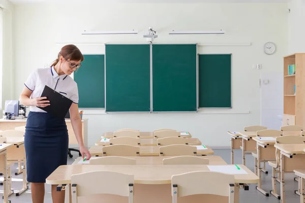 Giovane Bella Insegnante Donna Classe Scuola Stende Penne Fogli Sulle — Foto Stock