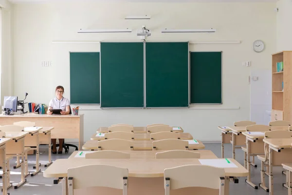 Jovem Bonita Professora Mulher Sala Aula Escola Sentado Sua Mesa — Fotografia de Stock