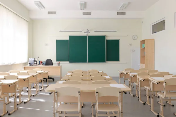 Classe Scolastica Vuota Prima Degli Esami Finali Fogli Prove Sono — Foto Stock