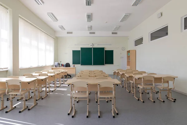 Turma Escolar Vazia Antes Dos Exames Finais Secretárias Cadeiras São — Fotografia de Stock