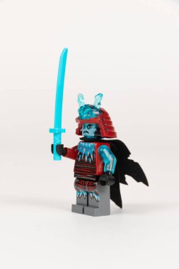 Yekaterinburg 'da. - Rusya. 04.08.2021. Zırhlı bir kılıç ve beyaz bir arka planda lego ninjalarından bir kask taşıyan kahraman buz savaşçısı. Yakın plan. seçici odak
