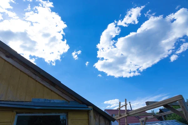 Contra Fundo Uma Estrutura Madeira Céu Azul Com Nuvens Brancas — Fotografia de Stock