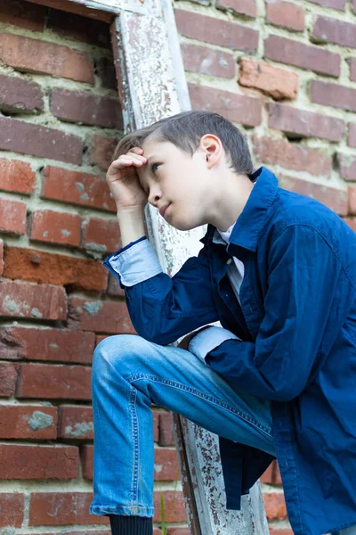 Een Modieus Geklede Man Een Blauw Shirt Staat Bij Een — Stockfoto