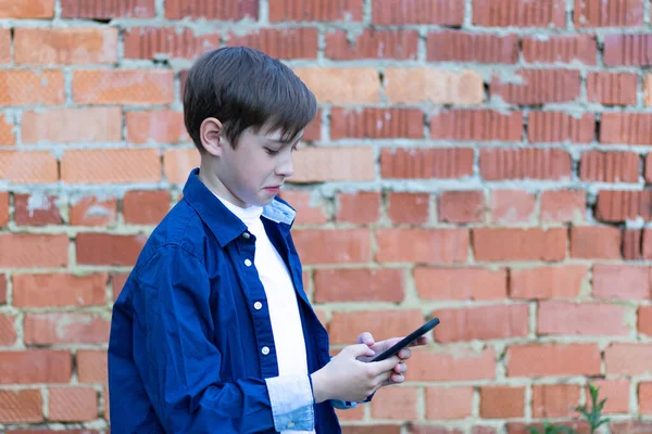 Elinde Akıllı Telefon Olan Mavi Tişörtlü Genç Bir Çocuk Sosyal — Stok fotoğraf