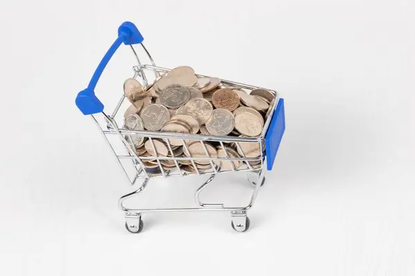 Chrom Glänzender Einkaufswagen Auf Rädern Mit Vernickelten Münzen Auf Weißem — Stockfoto